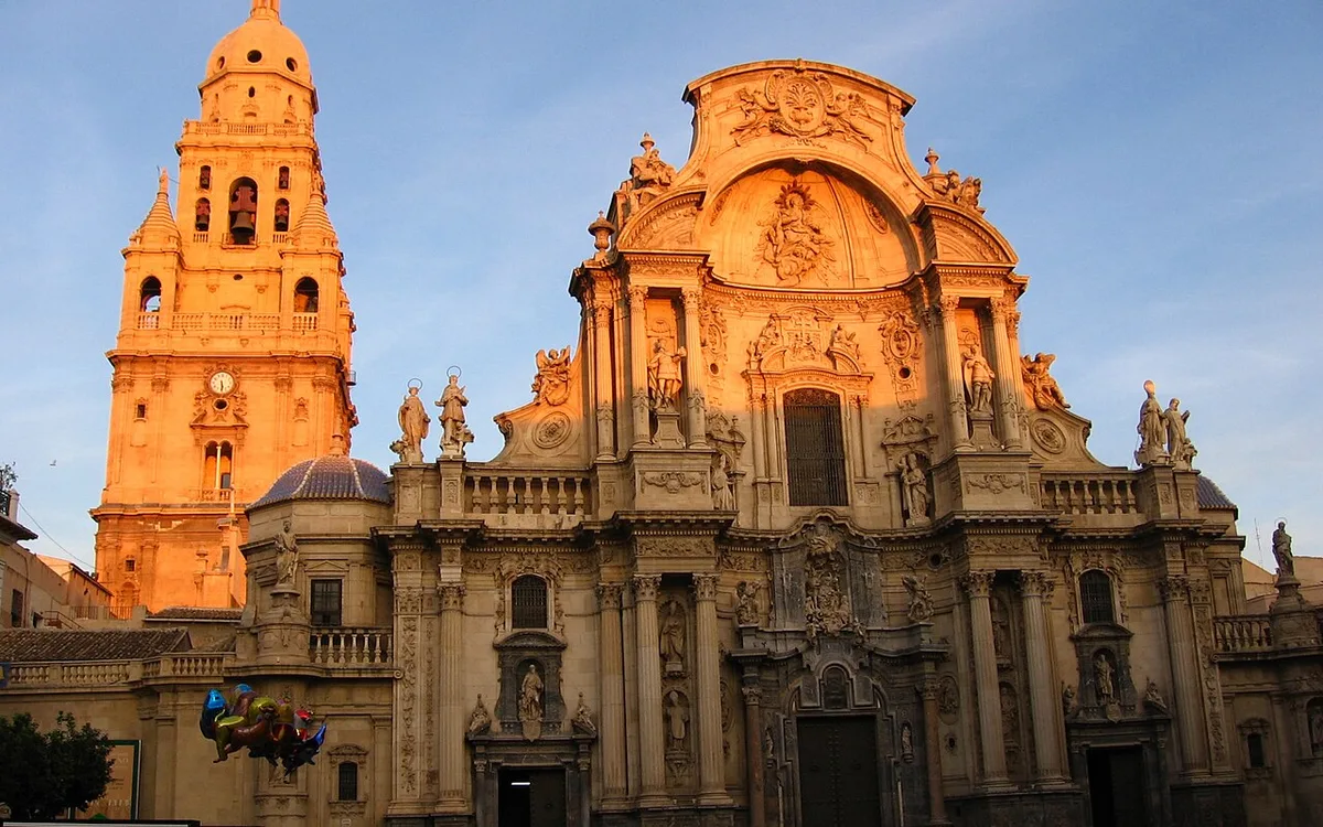 Vista de Catedral de Murcia. Fachada principal y torre., imagen relacionada con Qué ver en Murcia y cómo moverte