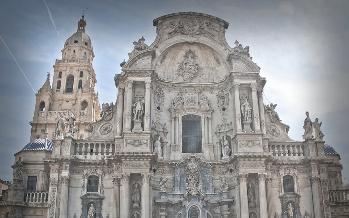 Vista de Catedral de Murcia fachada., imagen complementaria relacionada con Qué ver en Murcia y cómo moverte