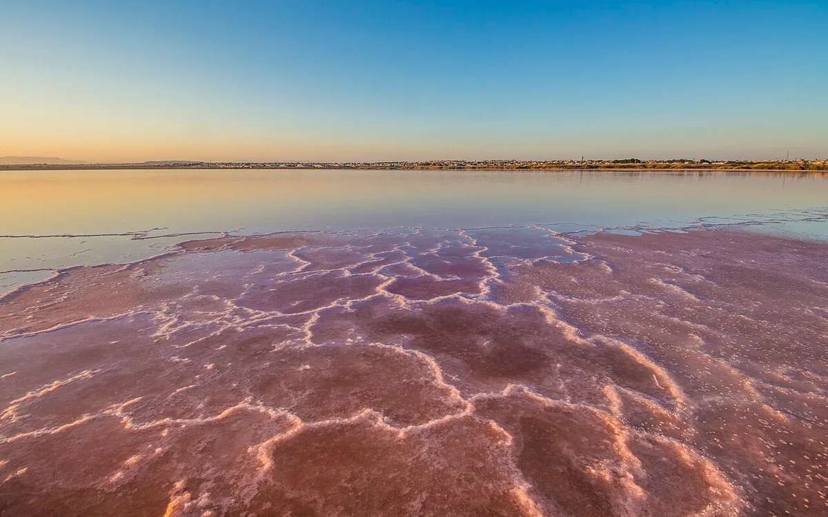 Vista de Concentración de sal en la orilla, Torrevieja, imagen relacionada con Qué ver en Torrevieja y cómo moverte