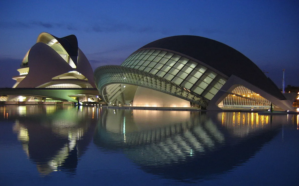 Vista de Ciudad de las ciencias noche, imagen relacionada con Qué ver en Valencia y cómo moverte